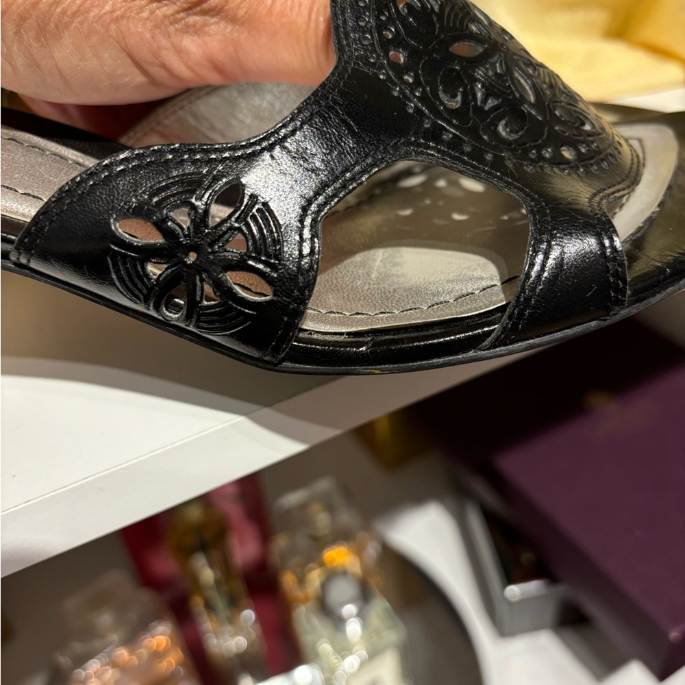 Carlos Santana Slingback Leather Sandal
Sexy style 
Real leather 
Wood 3” heel - Picture 5 of 9